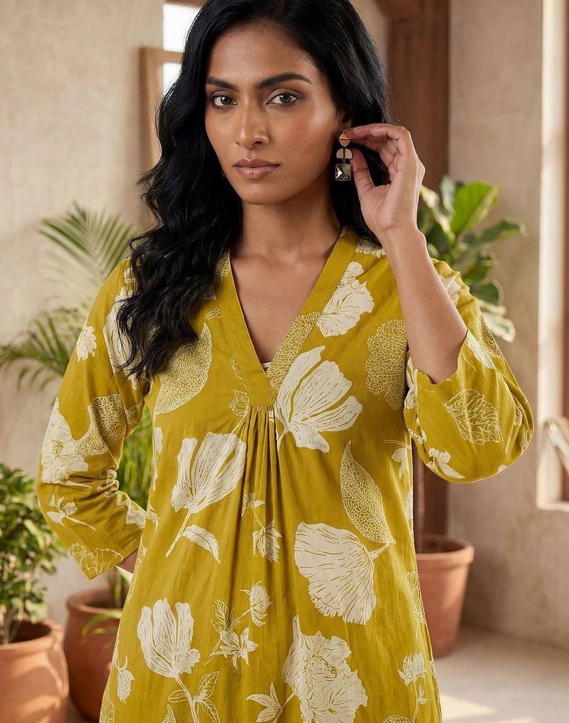 Women Floral Printed Regular Pure Cotton Kurta with Trousers