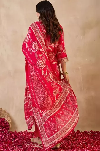Women Floral Printed Regular Chanderi Silk Kurta with Trousers & With Dupatta