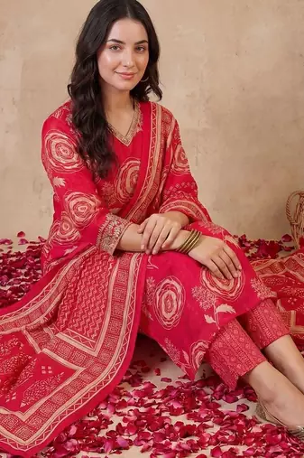 Women Floral Printed Regular Chanderi Silk Kurta with Trousers & With Dupatta