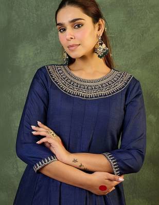 Women Ethnic Motifs Embroidered Empire Thread Work Kurta with Pyjamas 2