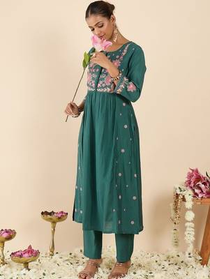 Women Floral Embroidered Empire Thread Work Kurta with Trousers 1