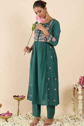Women Floral Embroidered Empire Thread Work Kurta with Trousers