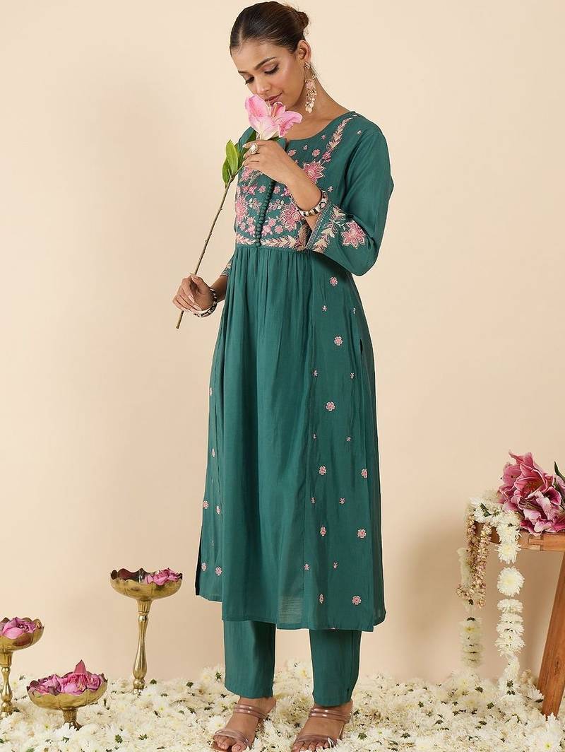 Women Floral Embroidered Empire Thread Work Kurta with Trousers