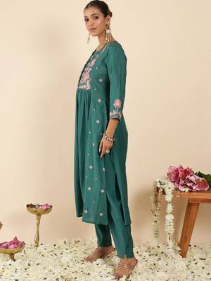 Women Floral Embroidered Empire Thread Work Kurta with Trousers 3