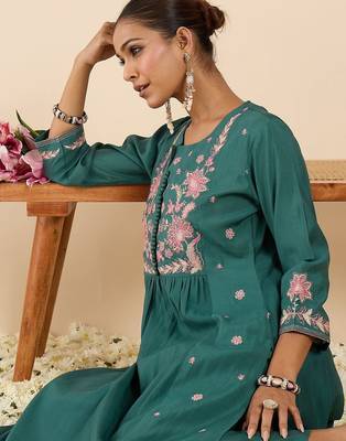 Women Floral Embroidered Empire Thread Work Kurta with Trousers 5