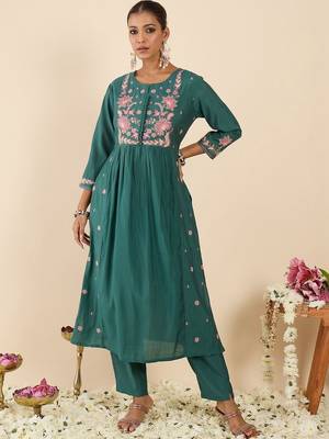 Women Floral Embroidered Empire Thread Work Kurta with Trousers 6