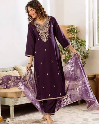 Women Floral Embroidered Regular Thread Work Kurta with Trousers & With Dupatta 3