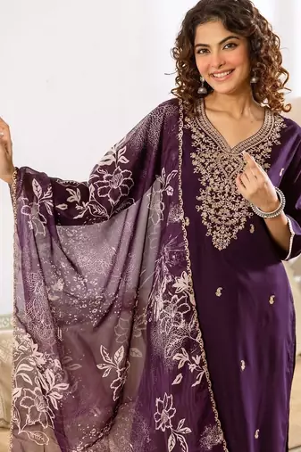 Women Floral Embroidered Regular Thread Work Kurta with Trousers & With Dupatta