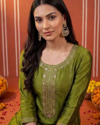 Women Ethnic Motifs Embroidered Regular Thread Work Kurta with Trousers & With Dupatta 2