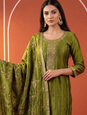 Women Ethnic Motifs Embroidered Regular Thread Work Kurta with Trousers & With Dupatta 3