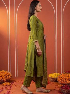 Women Ethnic Motifs Embroidered Regular Thread Work Kurta with Trousers & With Dupatta 6
