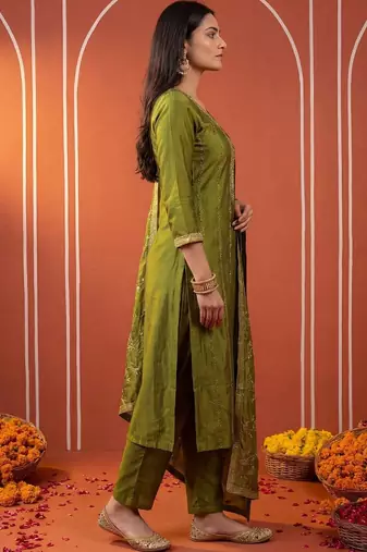 Women Ethnic Motifs Embroidered Regular Thread Work Kurta with Trousers & With Dupatta