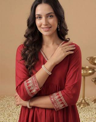 Women Ethnic Motifs Embroidered Empire Thread Work Liva Kurta with Trousers 2