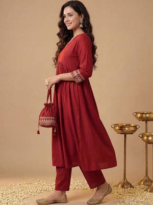 Women Ethnic Motifs Embroidered Empire Thread Work Liva Kurta with Trousers 3