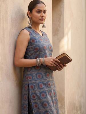 Women Printed Regular Pure Cotton Kurta with Trousers 1