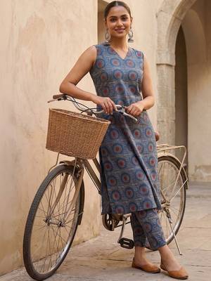 Women Printed Regular Pure Cotton Kurta with Trousers 5