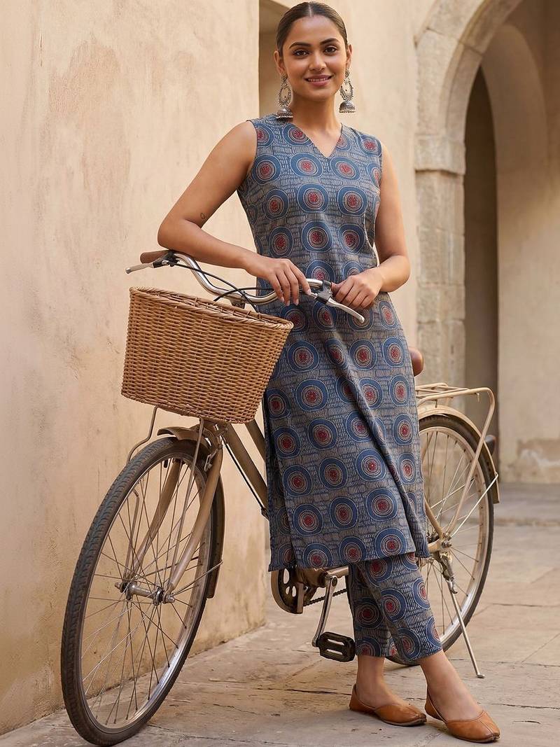 Women Printed Regular Pure Cotton Kurta with Trousers