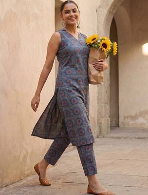 Women Printed Regular Pure Cotton Kurta with Trousers 6