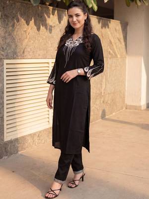 Women Ethnic Motifs Embroidered Regular Thread Work Kurta with Trousers 1