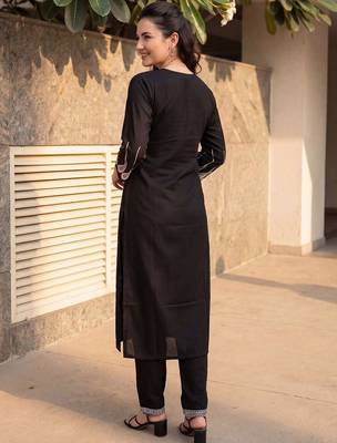 Women Ethnic Motifs Embroidered Regular Thread Work Kurta with Trousers 4