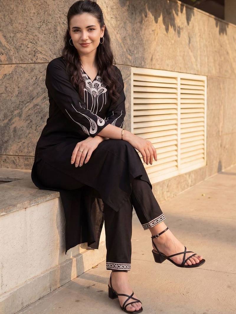 Women Ethnic Motifs Embroidered Regular Thread Work Kurta with Trousers