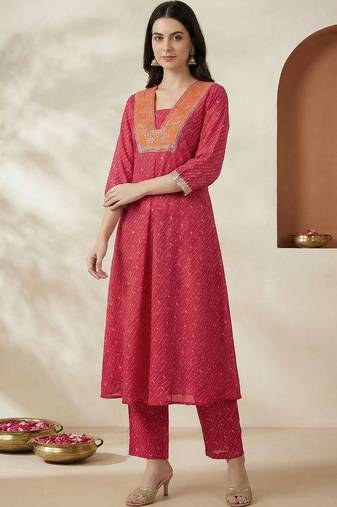 Women Leheriya Printed Regular Thread Work Kurta with Trousers