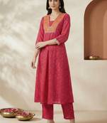 Women Leheriya Printed Regular Thread Work Kurta with Trousers