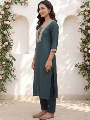 Women Ethnic Motifs Embroidered Regular Thread Work Kurta with Trousers 3