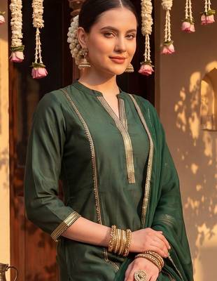 Women Regular Liva Kurta with Trousers & With Dupatta 5