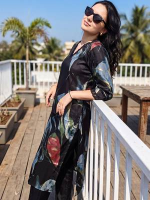 Women Floral Printed Regular Kurta with Trousers 1
