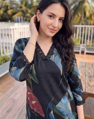Women Floral Printed Regular Kurta with Trousers 2
