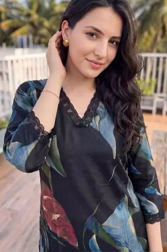 Women Floral Printed Regular Kurta with Trousers