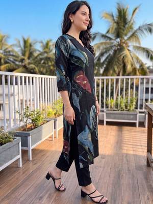 Women Floral Printed Regular Kurta with Trousers 3