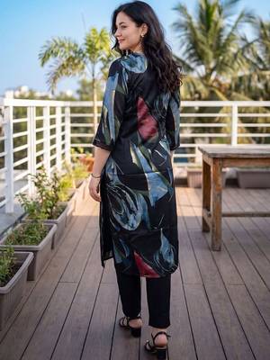 Women Floral Printed Regular Kurta with Trousers 4
