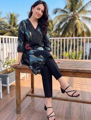 Women Floral Printed Regular Kurta with Trousers 5