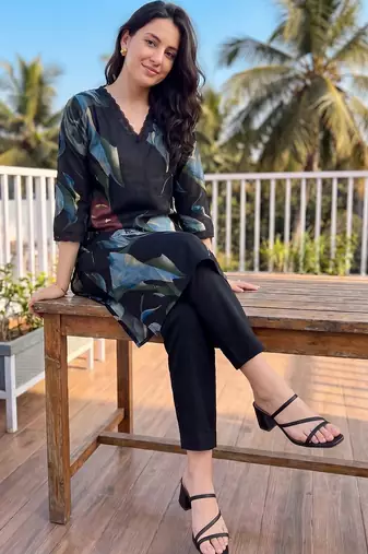 Women Floral Printed Regular Kurta with Trousers