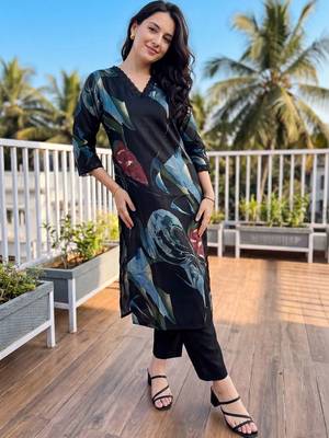 Women Floral Printed Regular Kurta with Trousers 6
