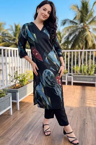 Women Floral Printed Regular Kurta with Trousers
