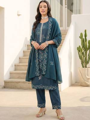Women Floral Embroidered Regular Thread Work Kurta with Trousers & With Dupatta 2