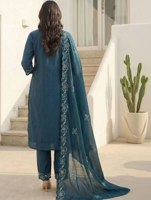 Women Floral Embroidered Regular Thread Work Kurta with Trousers & With Dupatta 4