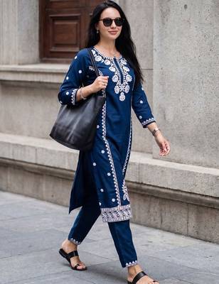 Women Ethnic Motifs Embroidered Regular Thread Work Kurta with Trousers 1