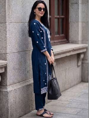 Women Ethnic Motifs Embroidered Regular Thread Work Kurta with Trousers 3