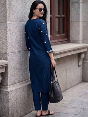 Women Ethnic Motifs Embroidered Regular Thread Work Kurta with Trousers 4
