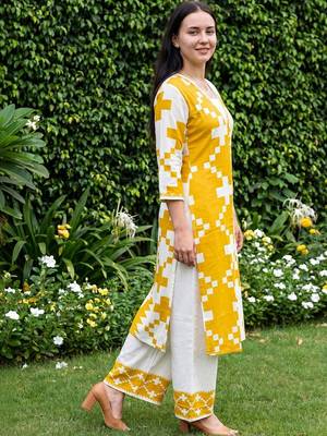 Women Printed Regular Kurta with Palazzos 3