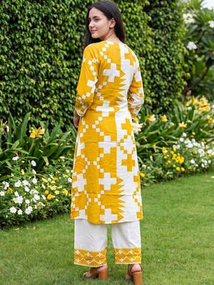 Women Printed Regular Kurta with Palazzos 4