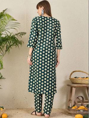 Women Printed Regular Pure Cotton Kurta with Trousers 4