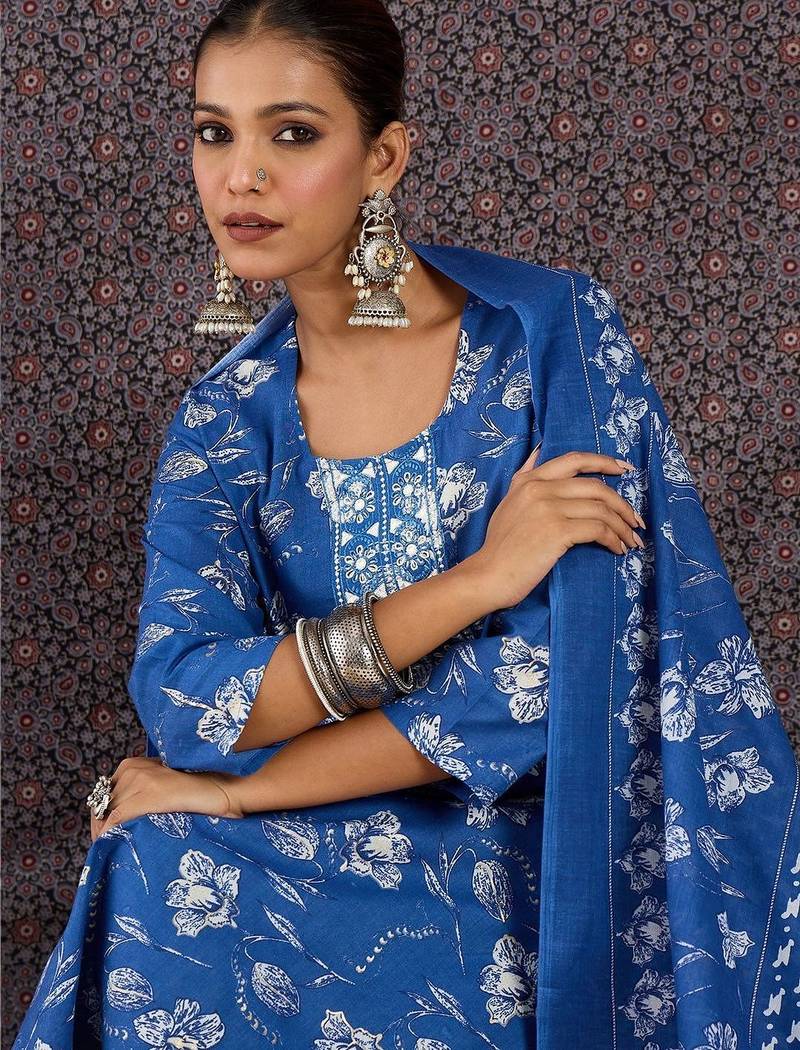 Women Floral Printed Regular Thread Work Kurta with Trousers & With Dupatta