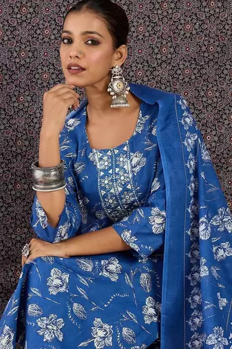 Women Floral Printed Regular Thread Work Kurta with Trousers & With Dupatta