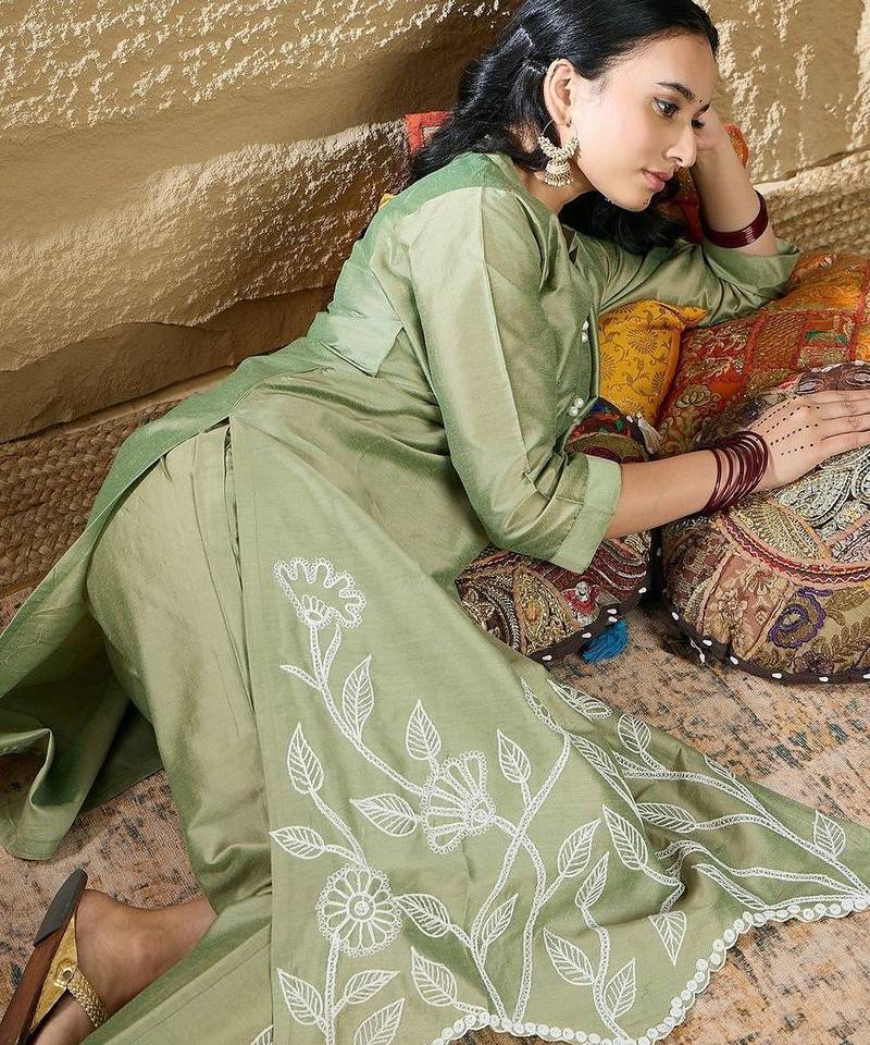 Women Floral Embroidered Regular Thread Work Kurta with Trousers