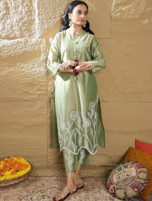Women Floral Embroidered Regular Thread Work Kurta with Trousers 3